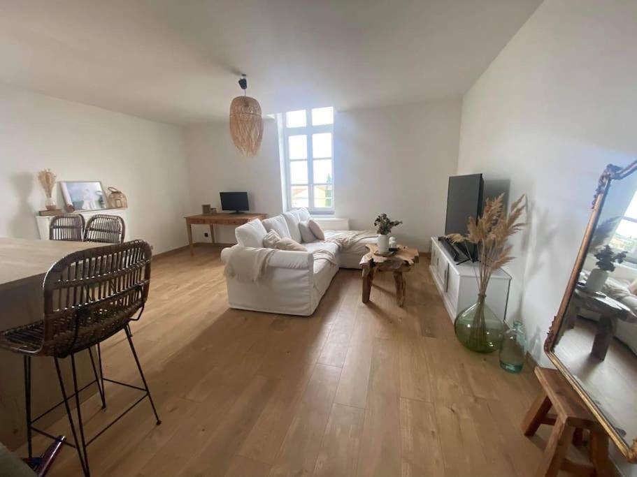 un salon avec un canapé blanc et une table dans l'établissement White Wood, à Narbonne