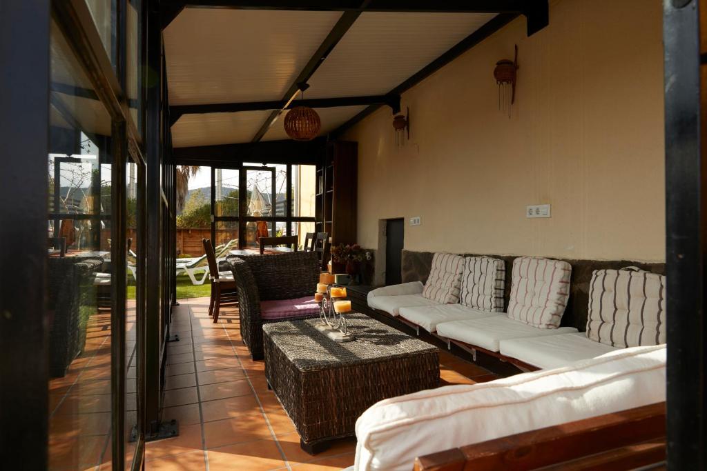 Posedenie v ubytovaní Amazing Vila close to Sitges, jacuzzi, swimming pool & exellent views
