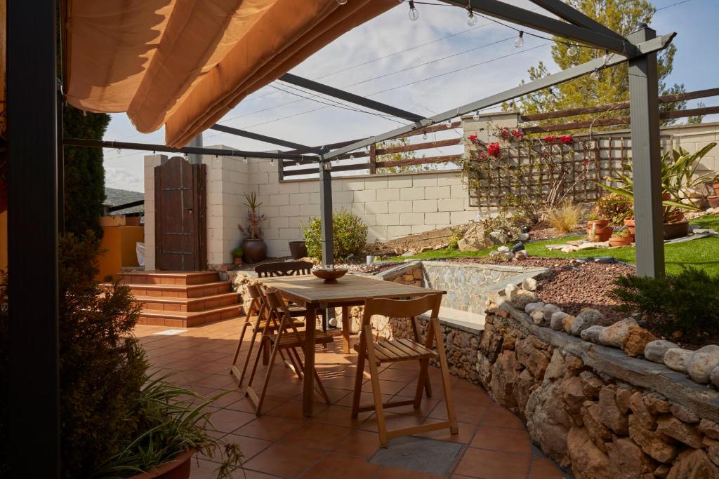 Vonkajšia záhrada v ubytovaní Amazing Vila close to Sitges, jacuzzi, swimming pool & exellent views