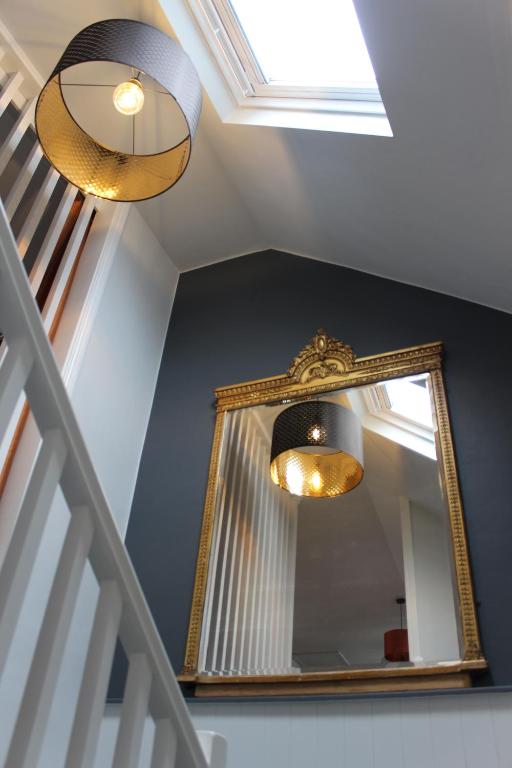 un miroir sur un mur avec un escalier et un escalier dans l'établissement Paris Rooftop Studio at The Residence, Bantry, à Bantry