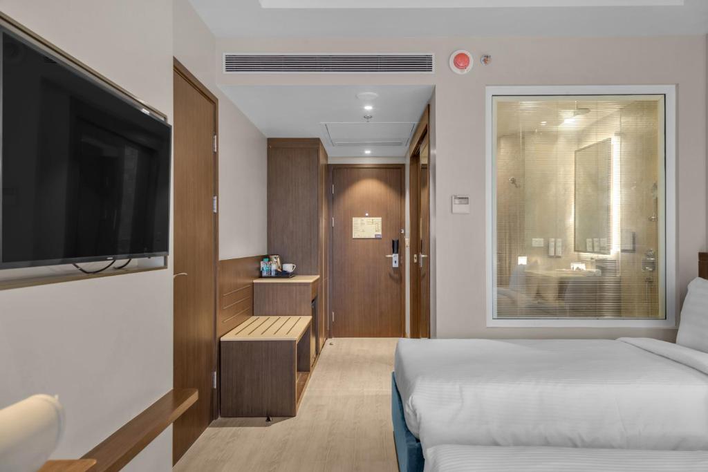 Una cama o camas en una habitación de Fairfield by Marriott Goa Calangute