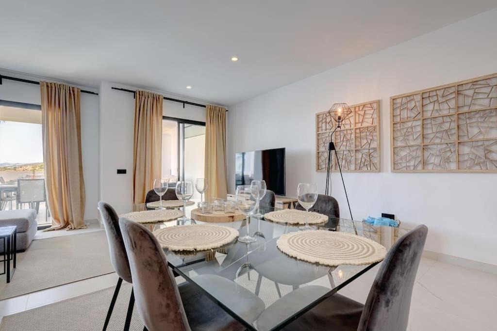 Televízia a/alebo spoločenská miestnosť v ubytovaní Luxurious Apartment at Estepona Hills with stunning views