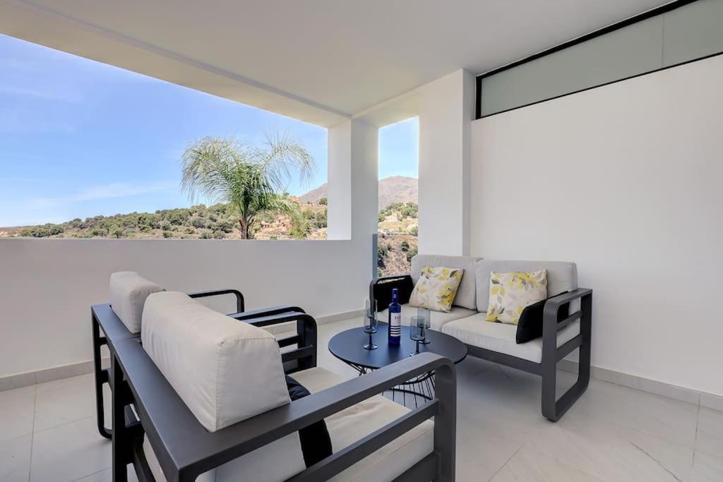 Posedenie v ubytovaní Luxurious Apartment at Estepona Hills with stunning views