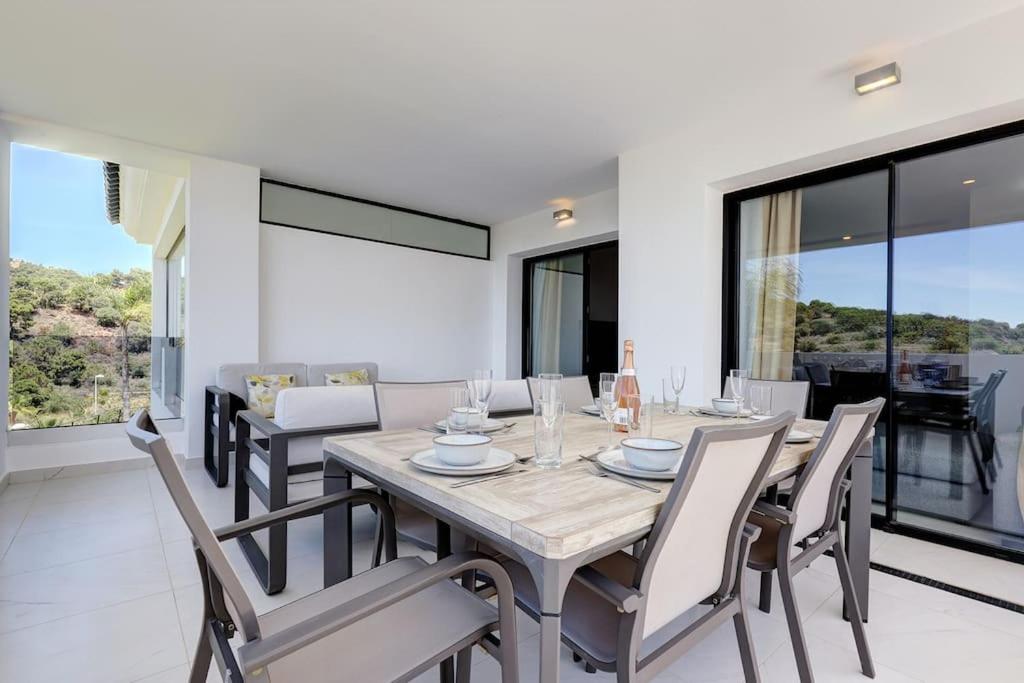 Balkón alebo terasa v ubytovaní Luxurious Apartment at Estepona Hills with stunning views