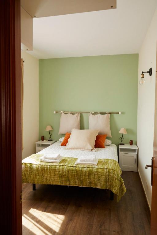 Posteľ alebo postele v izbe v ubytovaní Amazing Vila close to Sitges, jacuzzi, swimming pool & exellent views