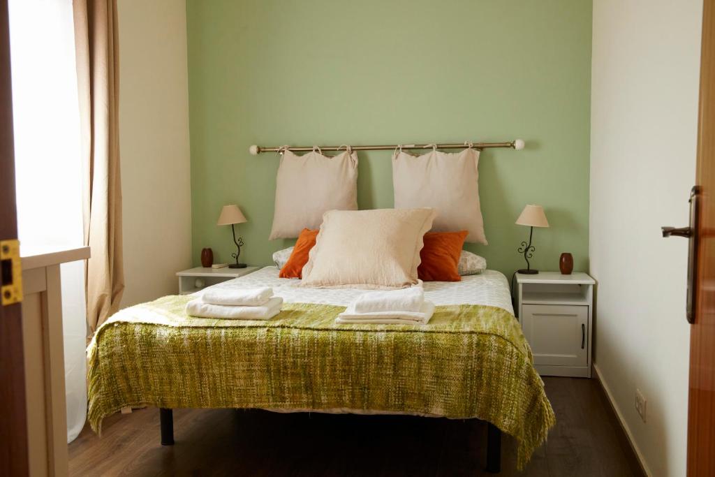 Posteľ alebo postele v izbe v ubytovaní Amazing Vila close to Sitges, jacuzzi, swimming pool & exellent views