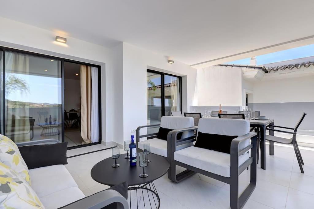 Posedenie v ubytovaní Luxurious Apartment at Estepona Hills with stunning views
