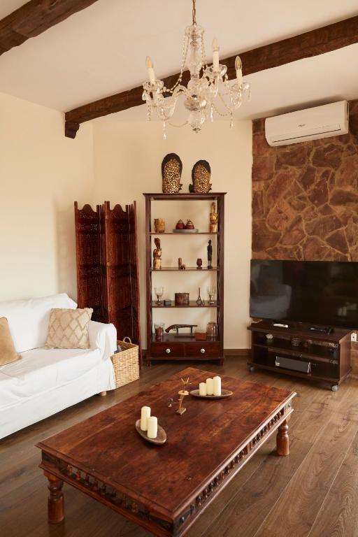 Televízia a/alebo spoločenská miestnosť v ubytovaní Amazing Vila close to Sitges, jacuzzi, swimming pool & exellent views