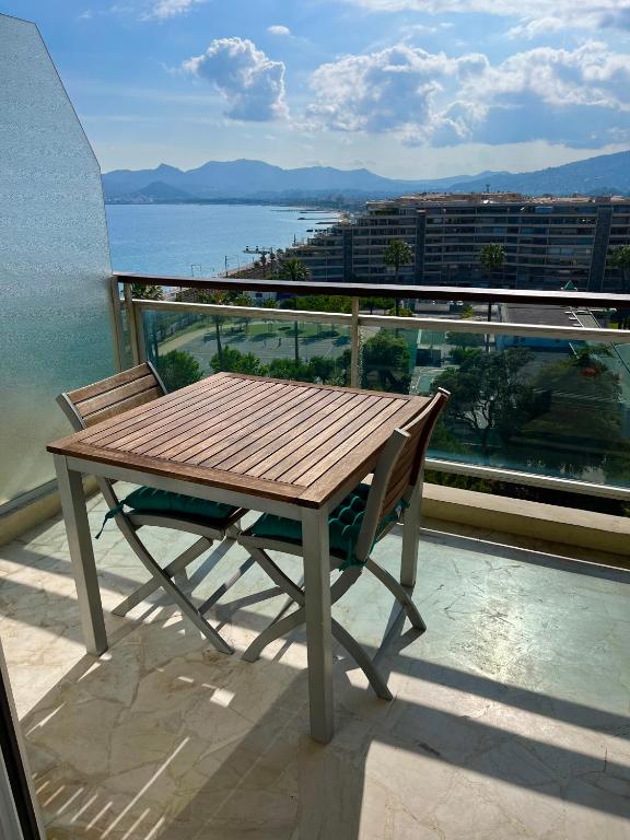 un banc en bois posé au sommet d'un balcon dans l'établissement Studio Château de la Mer, à Cannes