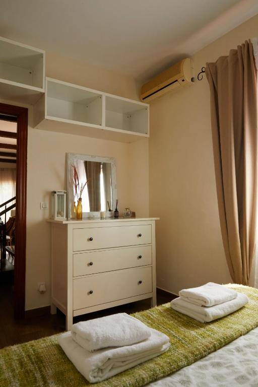 Posteľ alebo postele v izbe v ubytovaní Amazing Vila close to Sitges, jacuzzi, swimming pool & exellent views