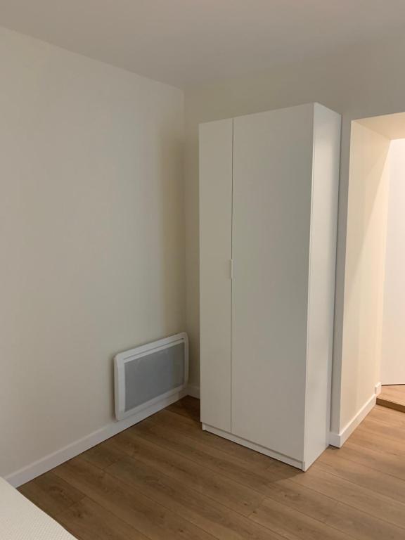 a room with a white closet and a radiator at Studio B hyper centre in Lons-le-Saunier