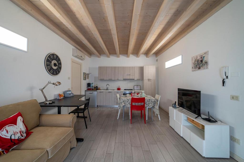 een woonkamer en een keuken met een bank en een tafel bij #Franciacortalovers in Rodengo Saiano