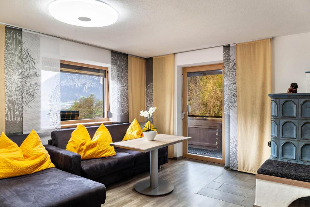 een woonkamer met een bank en een tafel bij Apart Spieljoch 90m2 in Bruck am Ziller