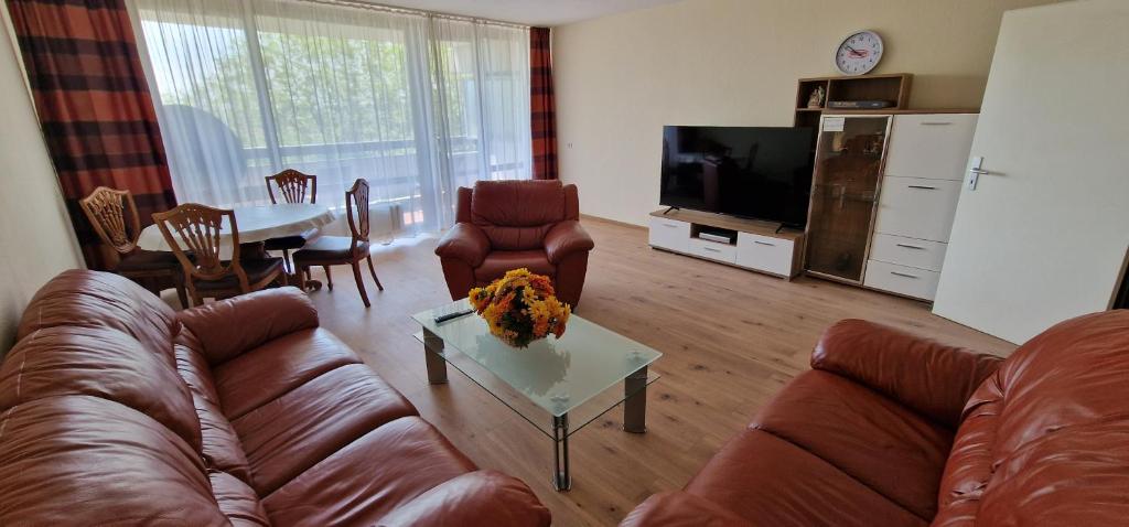 un soggiorno con divano e tavolo di City Apartment Cologne-Weiden a Colonia