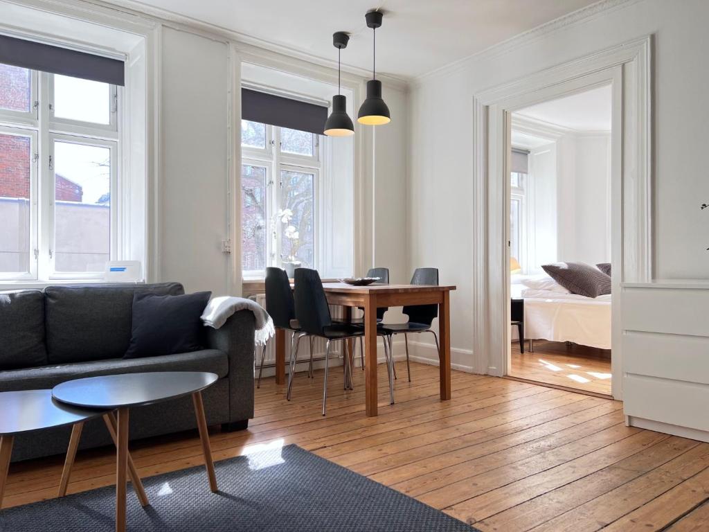 - un salon avec un canapé et une table dans l'établissement Apartment Located In Cozy Area Of Copenhagen 2, à Copenhague