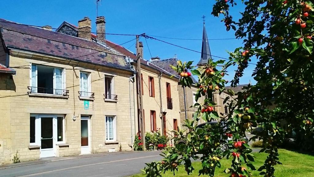 eine Gruppe von Gebäuden auf einer Straße mit einer Kirche in der Unterkunft Le gite andre dhotel 