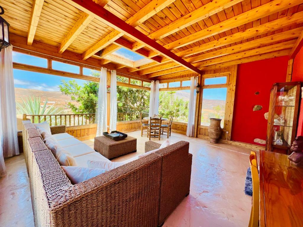 een woonkamer met een bank en een tafel bij La Higuerita de Tetir in Tetir