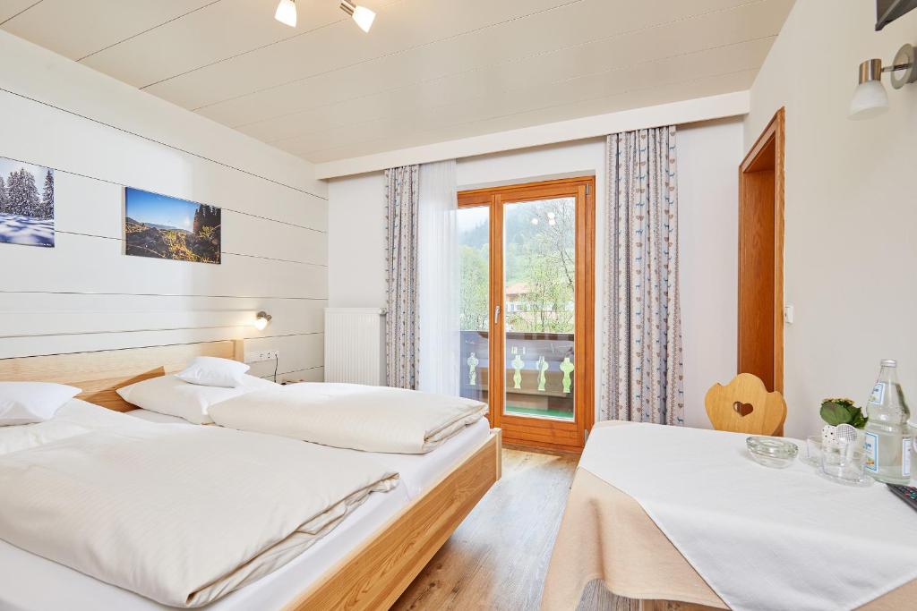 Postel nebo postele na pokoji v ubytování Gästehaus Flora