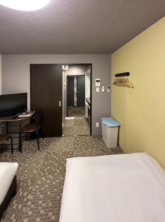 Postel nebo postele na pokoji v ubytování Miro Kyoto Nijo Hotel