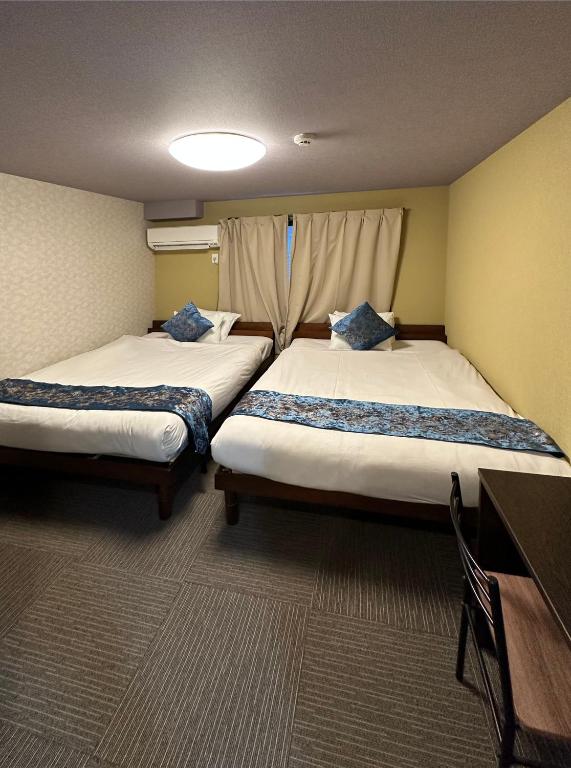 Postel nebo postele na pokoji v ubytování Miro Kyoto Nijo Hotel