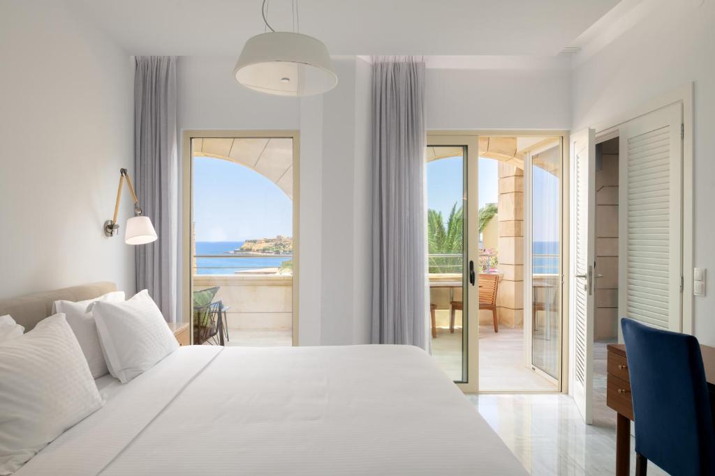 Postel nebo postele na pokoji v ubytování Macaris Suites & Spa