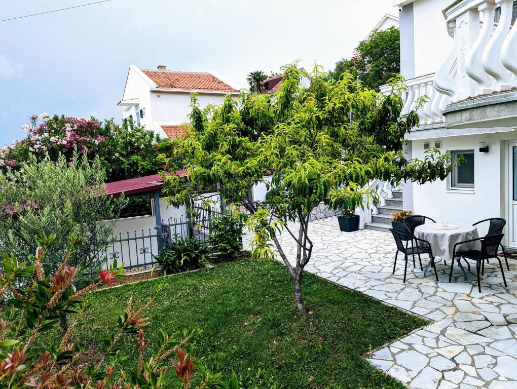 Zahrada ubytování Apartman Dabecic