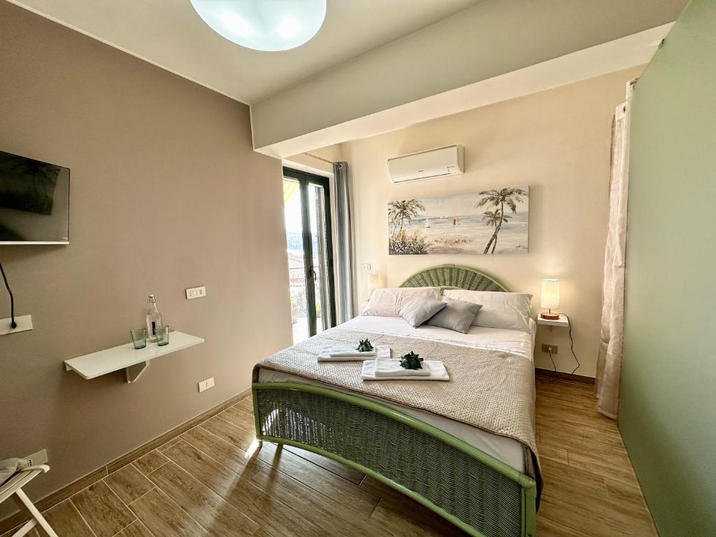 - une chambre avec un lit et une grande fenêtre dans l'établissement Amuka B&B, à Santo Stefano di Camastra