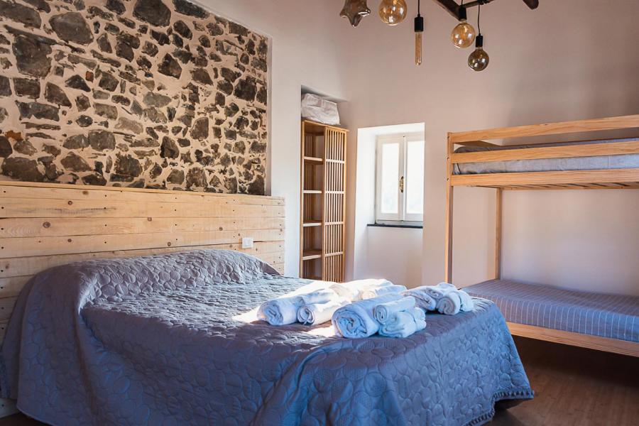 um quarto com uma cama com toalhas azuis em Casa Vacanze Callegari em Carrodano Inferiore