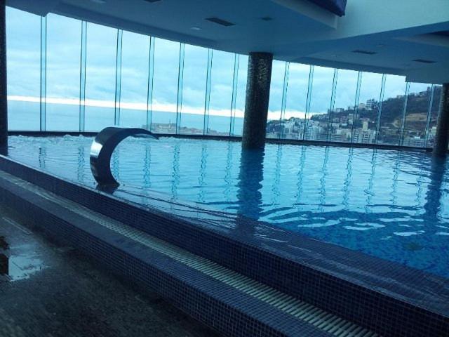 uma piscina num edifício com vista para o oceano em Seaside Delight em Budva