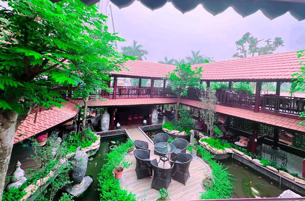eine Aussicht über ein Gebäude mit einem Koi-Teich in der Unterkunft Homestay Sunny in Thái Nguyên