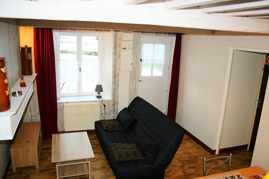 sala de estar con silla y 2 ventanas en Le gite du gue, en Les Hautes-Rivières