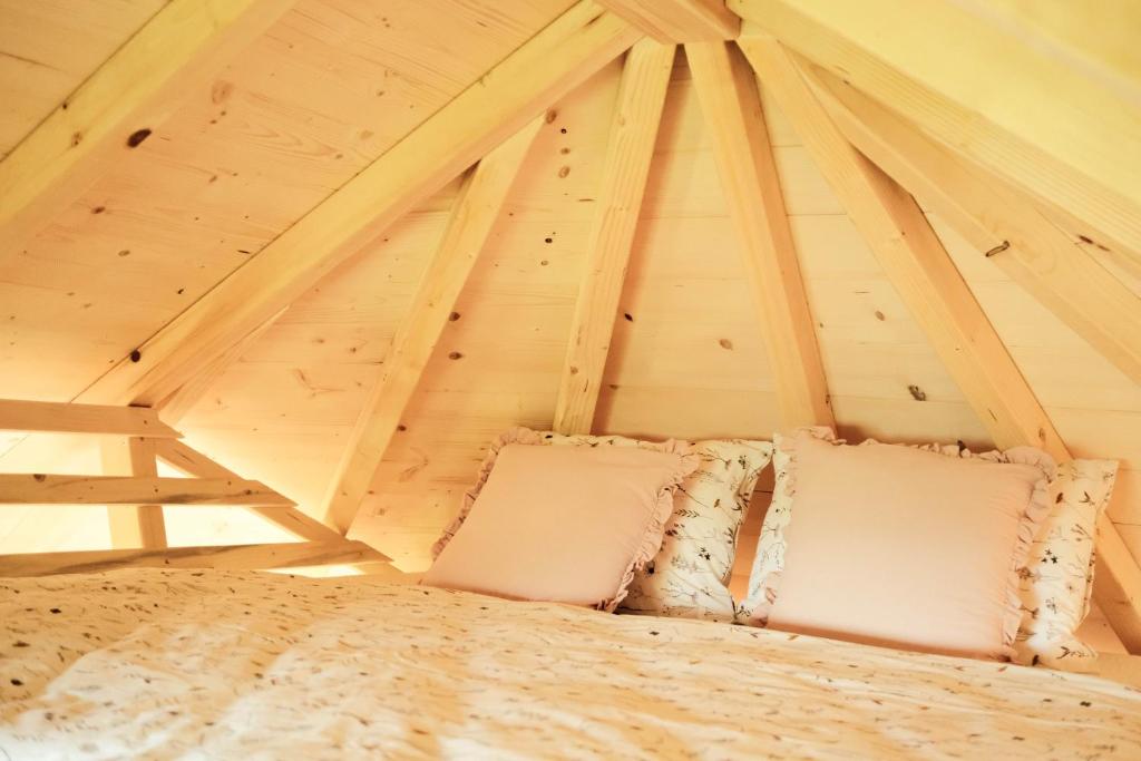 Postel nebo postele na pokoji v ubytování TREEHOUSE POD LESOM