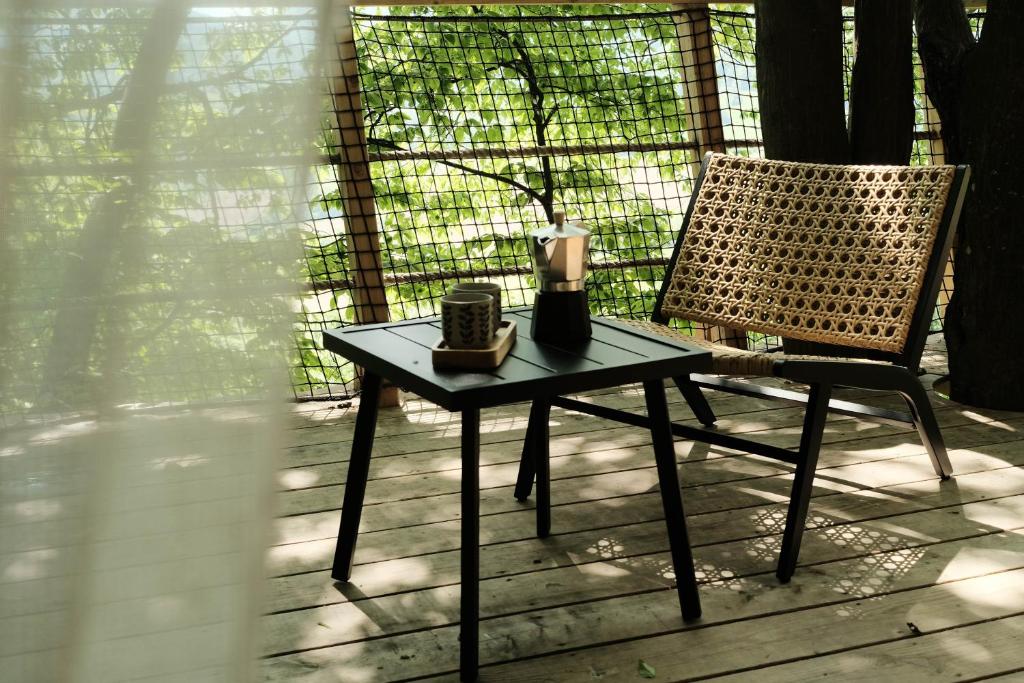 Balkón nebo terasa v ubytování TREEHOUSE POD LESOM