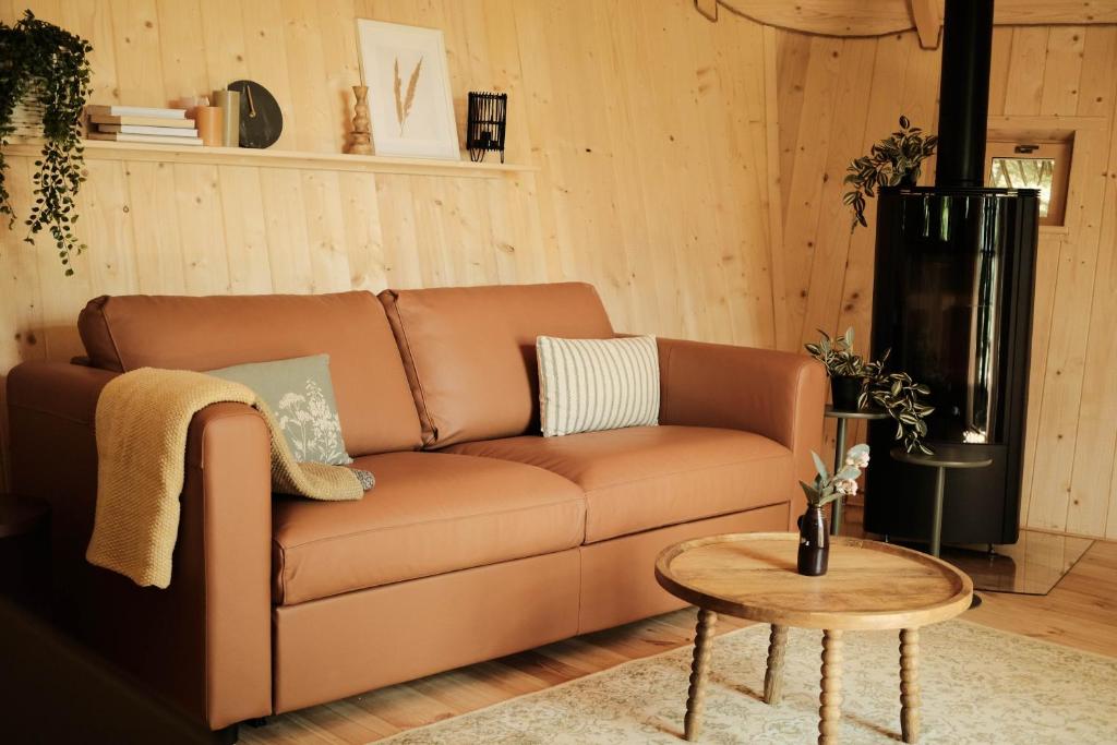 Posezení v ubytování TREEHOUSE POD LESOM