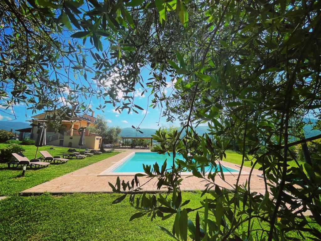 uitzicht op een zwembad in een tuin bij Tenuta delle Acque in Acquasparta