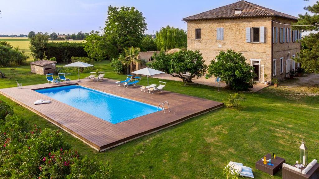 een luchtzicht op een villa met een zwembad bij VILLA RUSTICA 8, Emma Villas in San Pietro in Vincoli