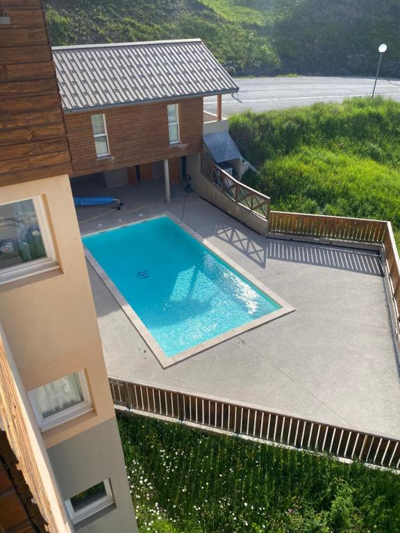 - une vue sur la piscine située à côté d'une maison dans l'établissement Appartement 2 chambres - La Foux d'Allos, les Balcons du soleil - Vue magnifique, à Allos