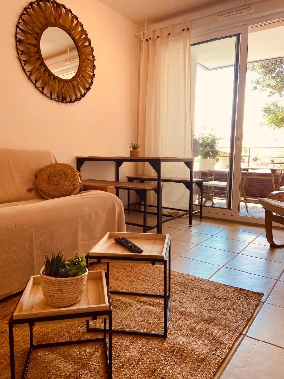 un salon avec un canapé et une table dans l'établissement Chez Louis de Uzès, à Uzès