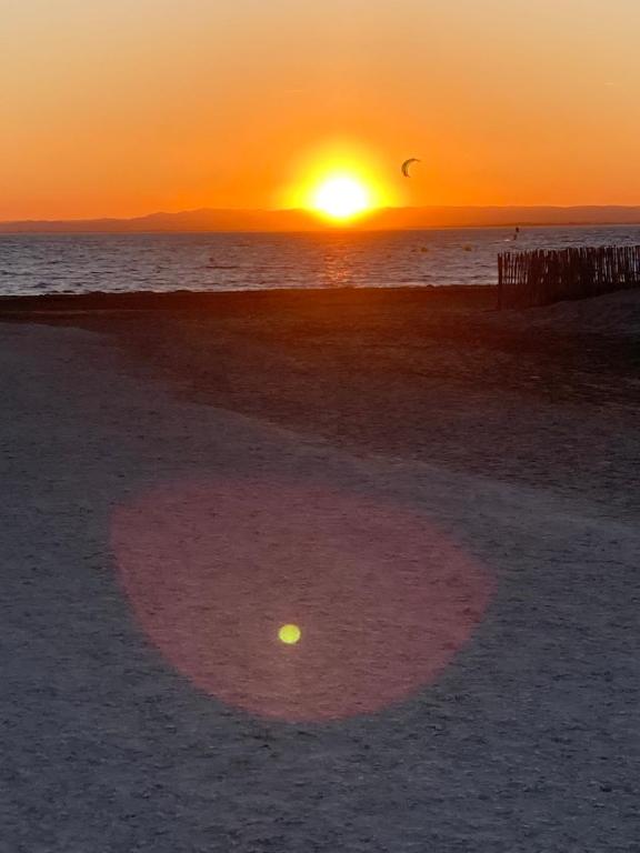 un cuore disegnato sulla sabbia al tramonto di les caravelles plage sud a Le Grau-du-Roi