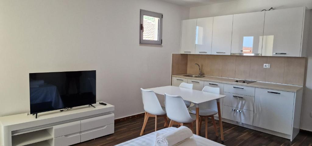 Kuchyň nebo kuchyňský kout v ubytování APARTMANI NINI
