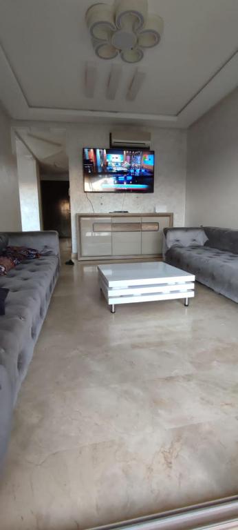 a living room with a couch and a tv at Saidïa in Saïdia