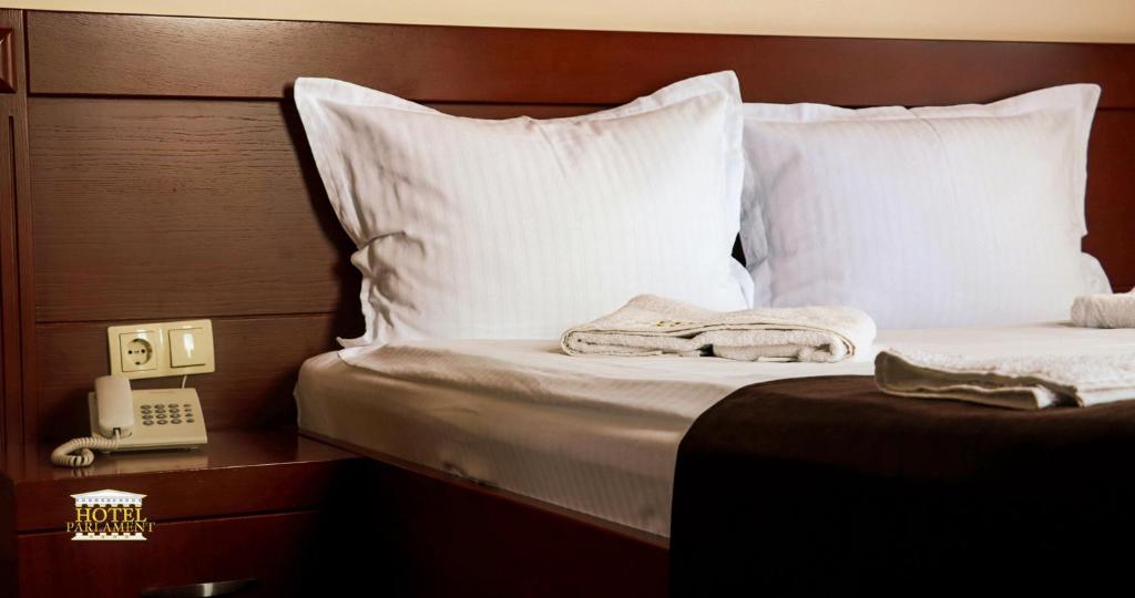 Postel nebo postele na pokoji v ubytování Hotel Parlament