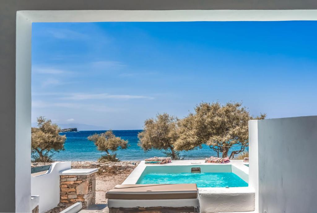 a swimming pool with a view of the ocean at ΚΑΤΟΙΚΙΑ ΜΙΝΙ ΠΙΣΙΝΑ ΜΠΡΟΣΤΑ ΣΤΗ ΠΑΡΑΛΙΑ 4-Larerooms 4 in Kithnos