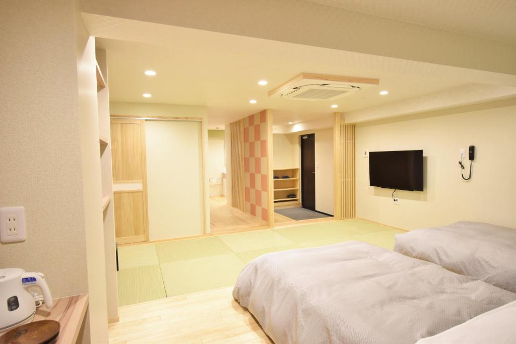 Postel nebo postele na pokoji v ubytování こんぴら温泉湯元八千代