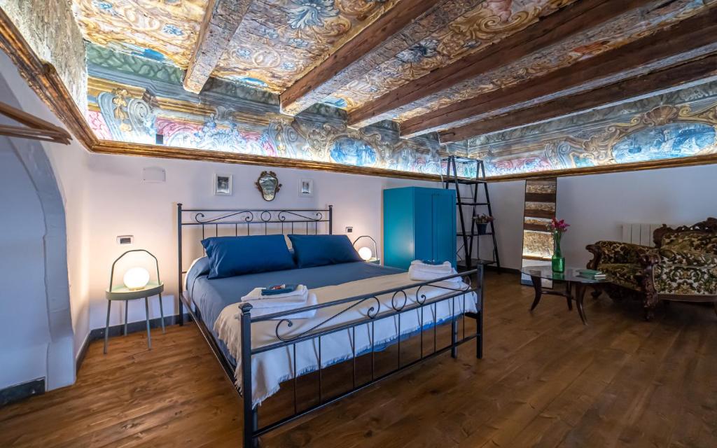 1 dormitorio con 1 cama con techo pintado en GLIKA APPARTAMENTO NAPOLETANO, en Nápoles
