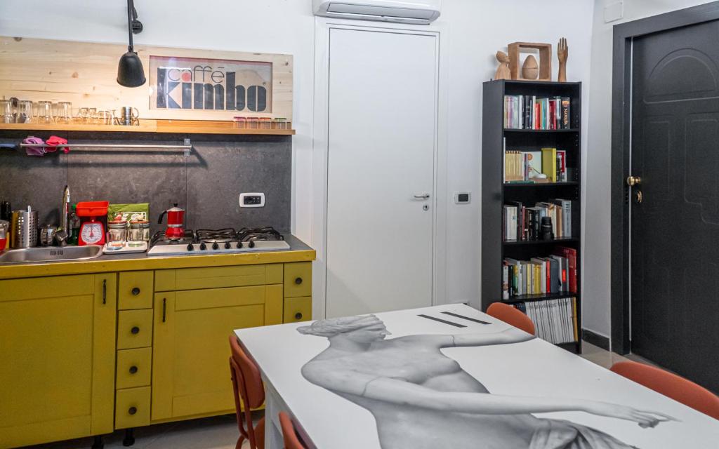 Kuchyň nebo kuchyňský kout v ubytování GLIKA APPARTAMENTO NAPOLETANO