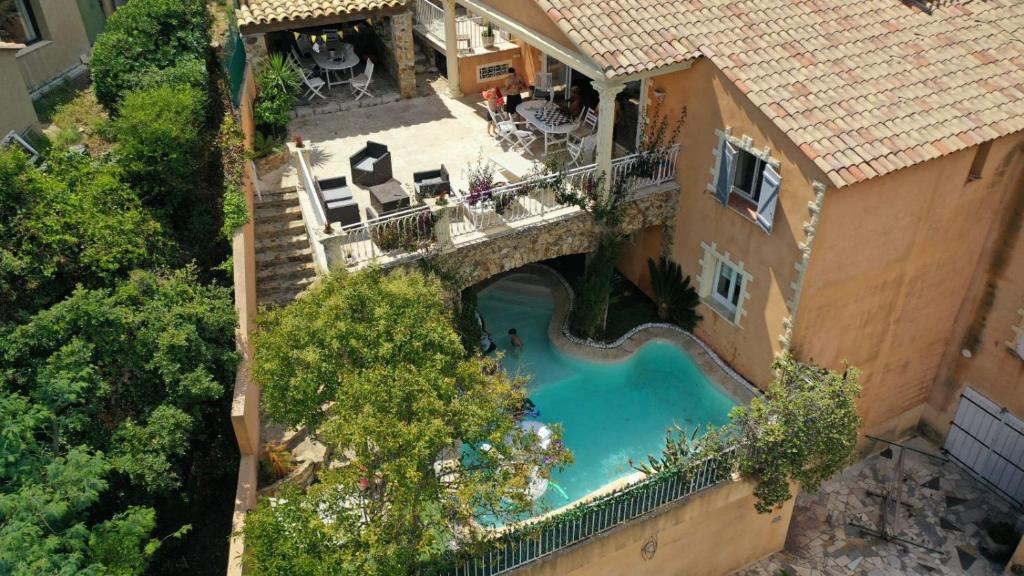 eine Luftansicht eines Hauses mit einer Brücke und einem Pool in der Unterkunft Villa Romana in La Garonnette-Plage