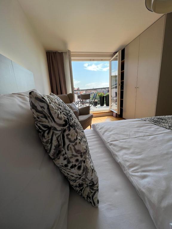 una camera da letto con un letto con un cuscino sopra di CE Apartment Prague Castle a Praga
