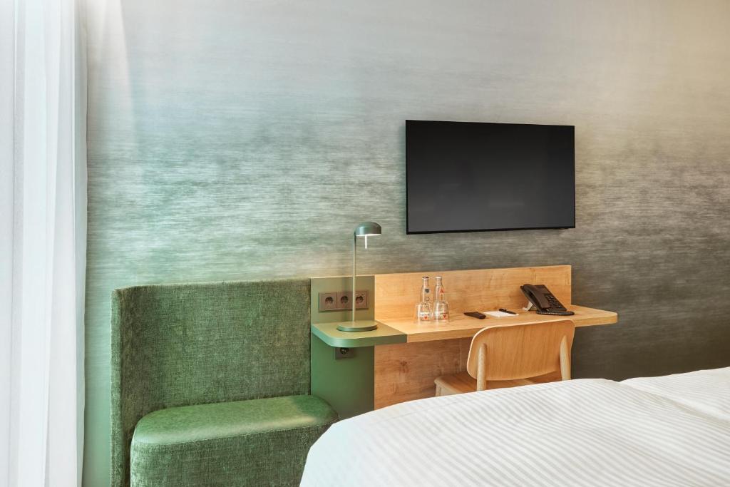 TV a/nebo společenská místnost v ubytování H+ Hotel Frankfurt Eschborn