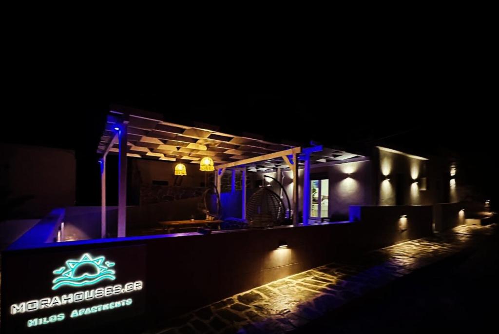 um palco com luzes azuis no escuro em Mora Houses em Mandrakia